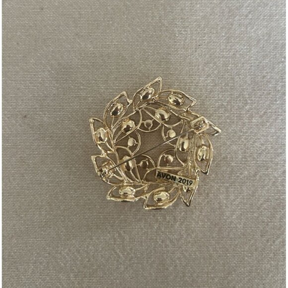 Avon 2019 Gold Tone Leaf Wreath Brooch With Green & Clear Rhinestones - Picture 3 of 4